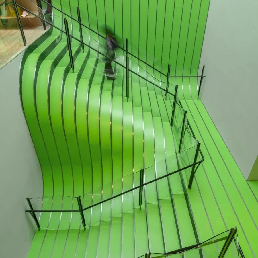 ΤΟ 2025, Η LONGCHAMP ΑΠΕΥΘΥΝΘΗΚΕ ΞΑΝΑ ΣΤΟΝ THOMAS HEATHERWICK ΓΙΑ ΝΑ ΕΠΑΝΕΦΕΥΡΕΙ ΑΥΤΟΝ ΤΟΝ ΕΜΒΛΗΜΑΤΙΚΟ ΠΡΟΟΡΙΣΜΟ